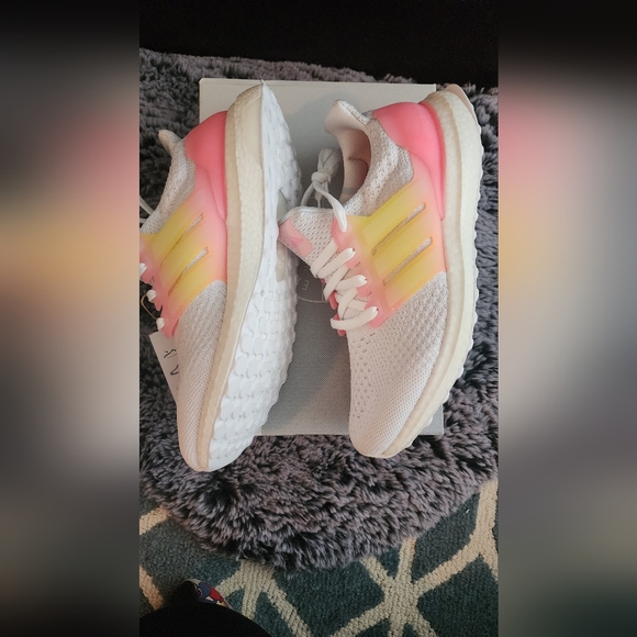 Brand New woman's ultraboost 7.5 - Picture 2 of 6